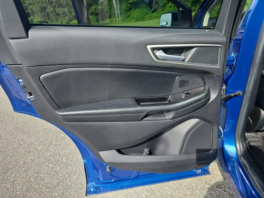 Used 2020 Atlas Blue Metallic Ford SEL image 12