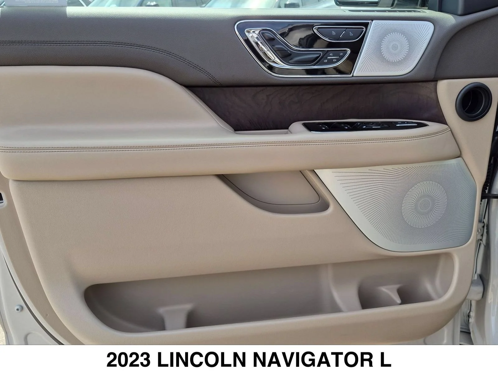 Used 2023 White Lincoln Reserve image 10