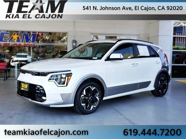 Certified Used 2023 White Kia Wave image 5