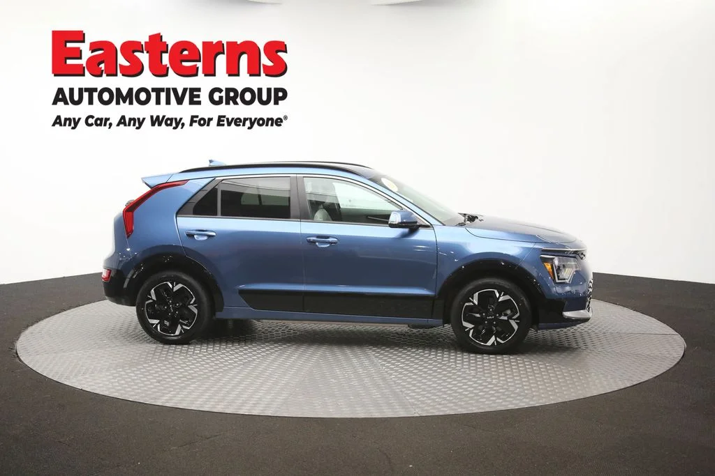 Used 2023 Blue Kia Wind image 44