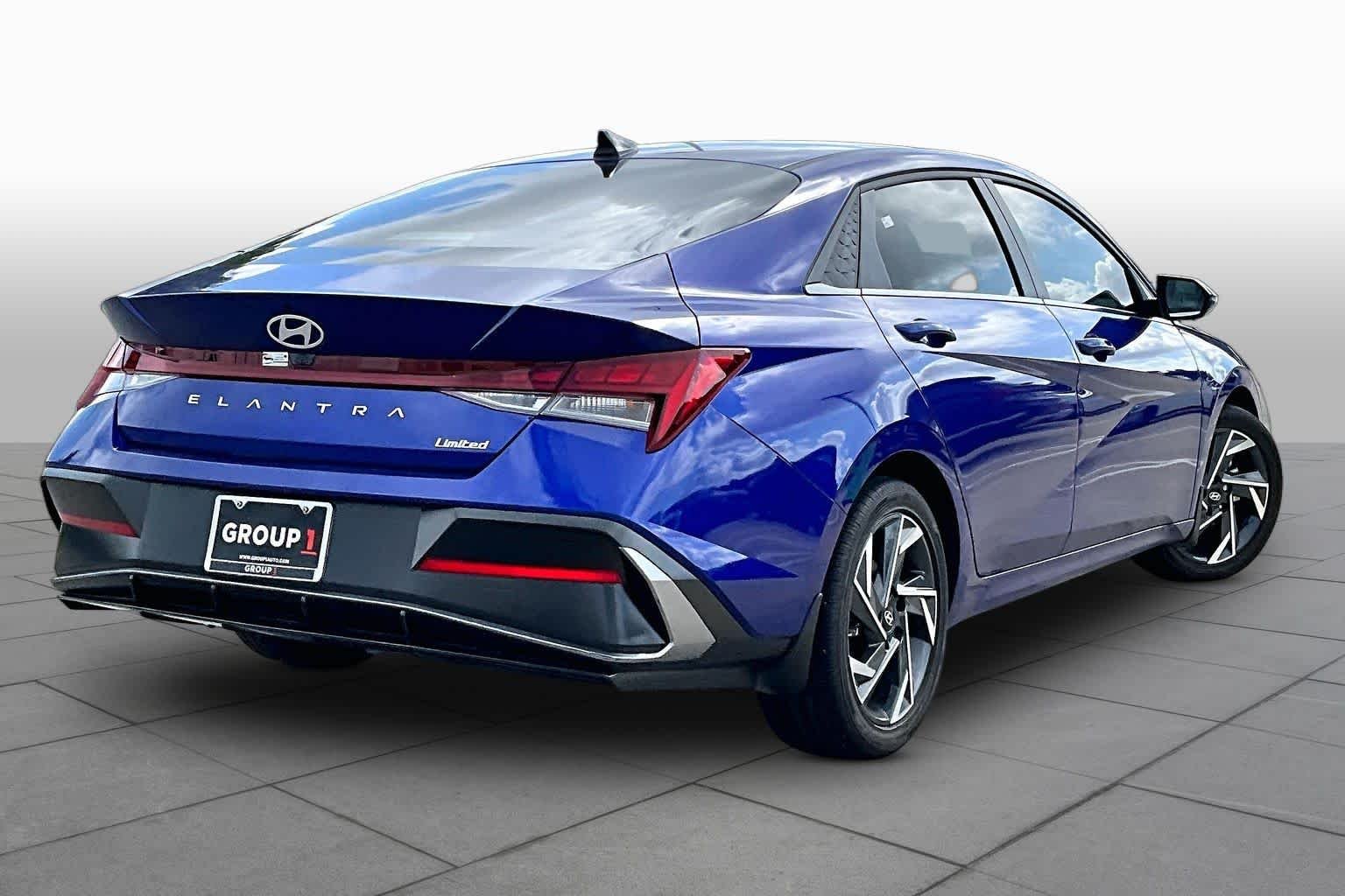2025 Hyundai Elantra Limited - Photo 24