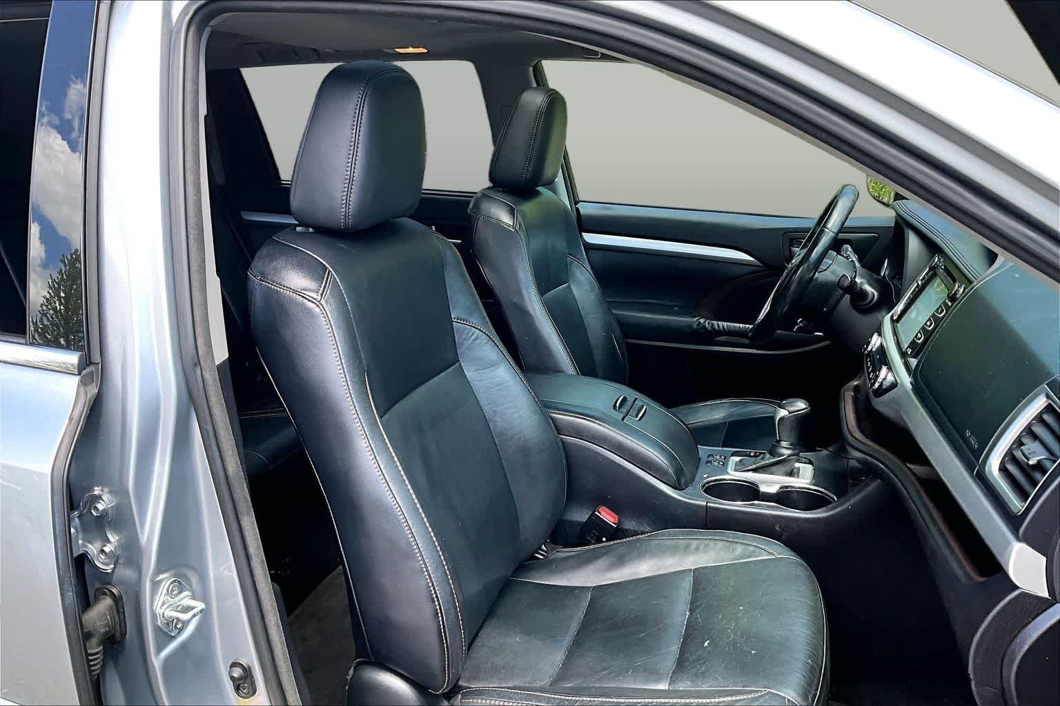 Used 2015 Silver Sky Metallic Toyota XLE image 8