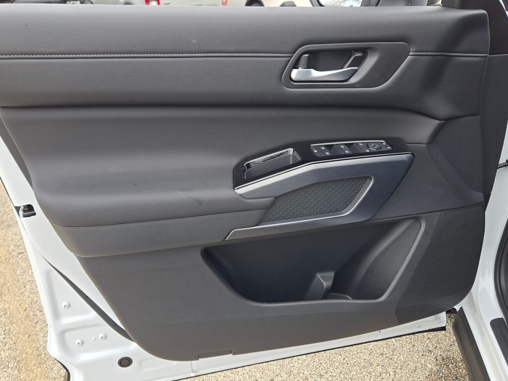 New 2026 Everest White Pearl TriCoat Nissan SL image 22