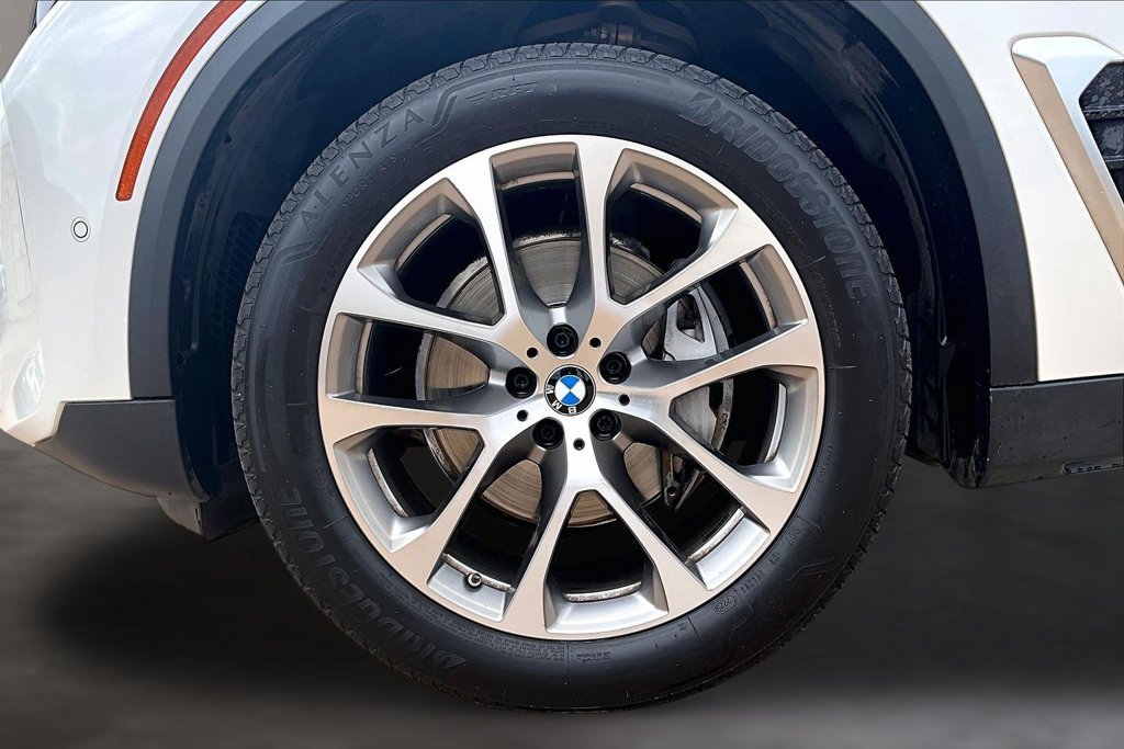 Used 2024 White BMW xDrive40i image 8