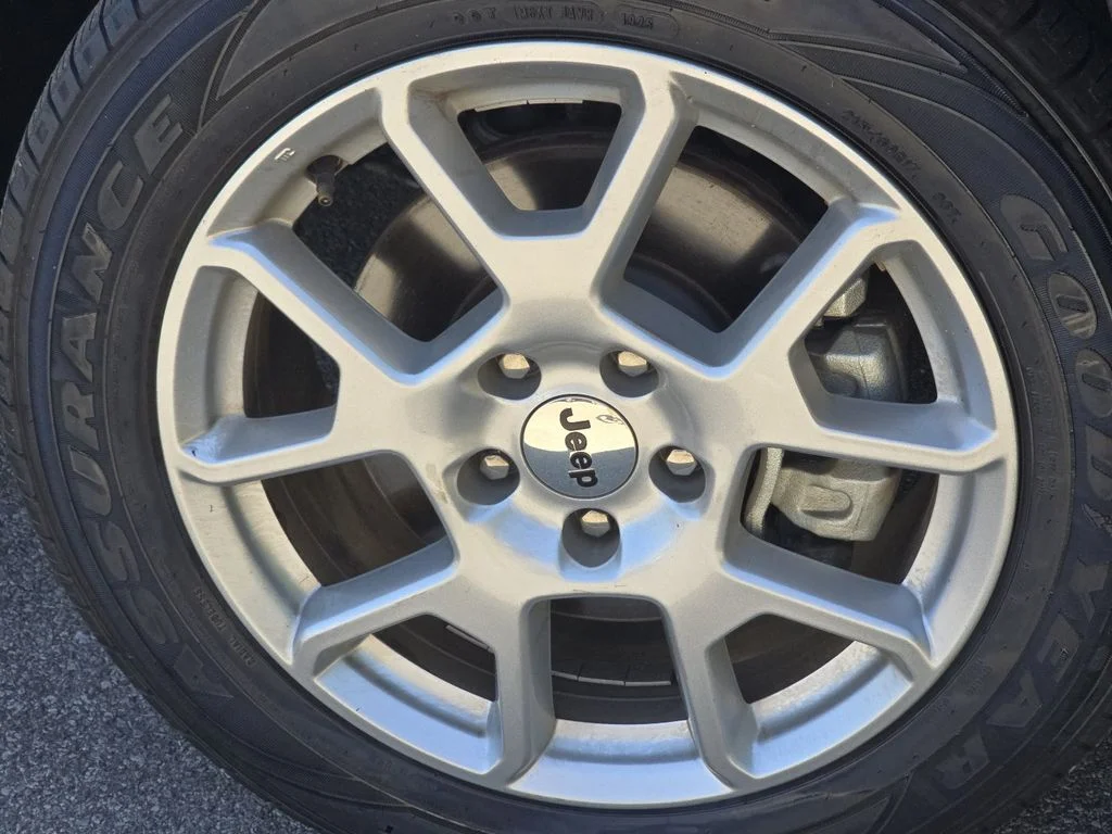 Used 2023 Gray Jeep Latitude image 8