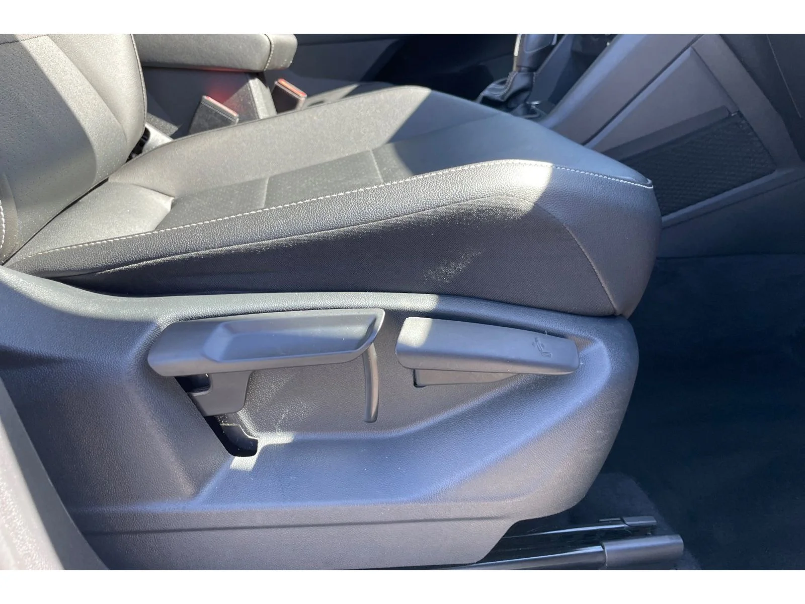 Used 2021 Pyrite Silver Metallic Volkswagen SE image 23