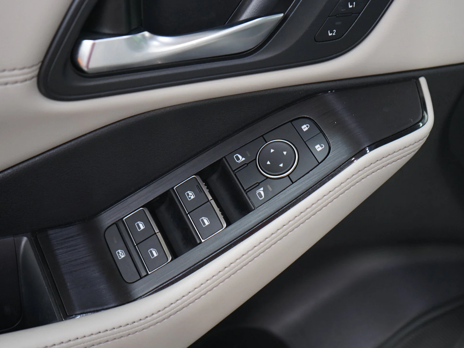 Used 2023 Pearl White Tricoat/Super Black Nissan SL image 20