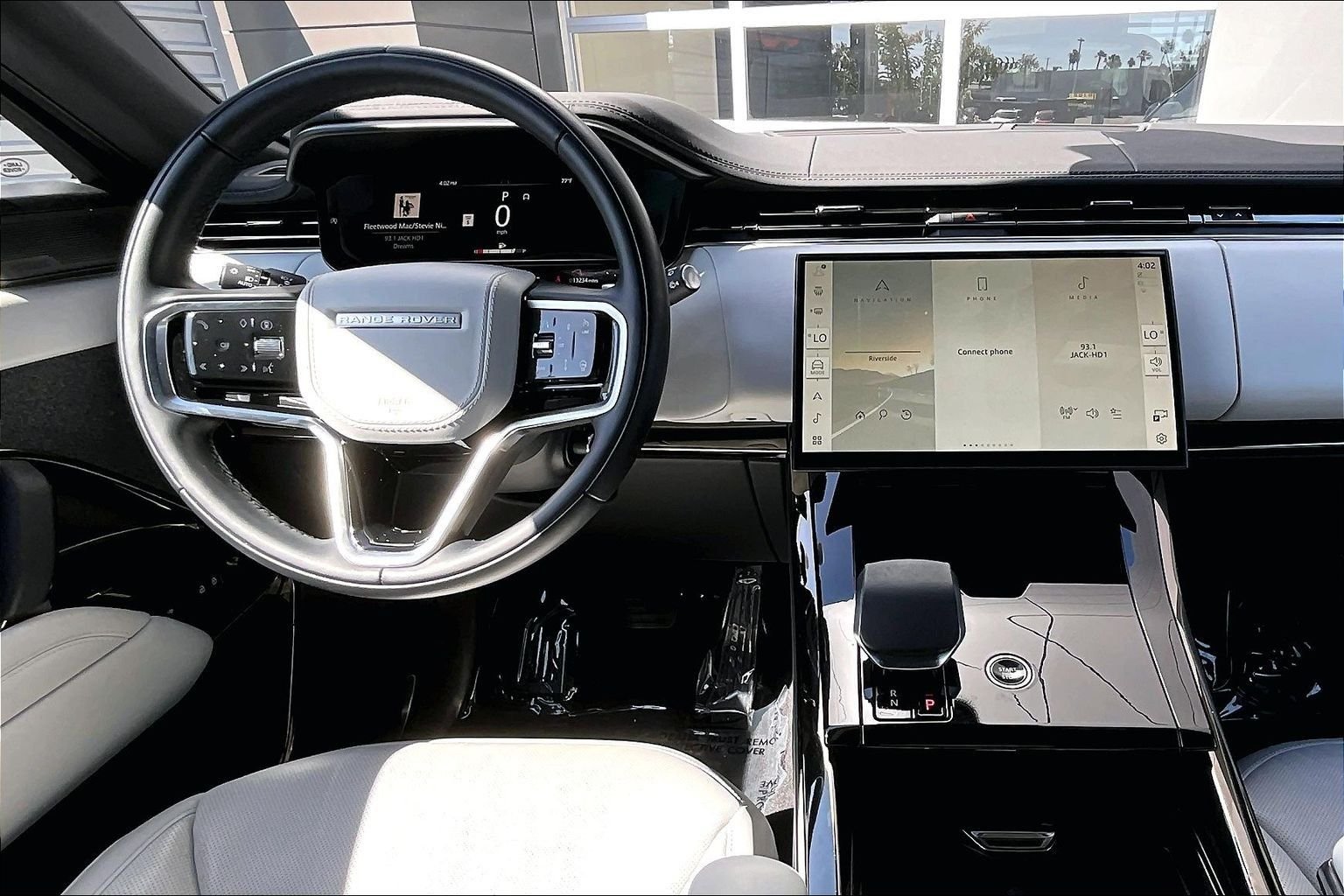 Used 2025 White Land Rover SE image 15