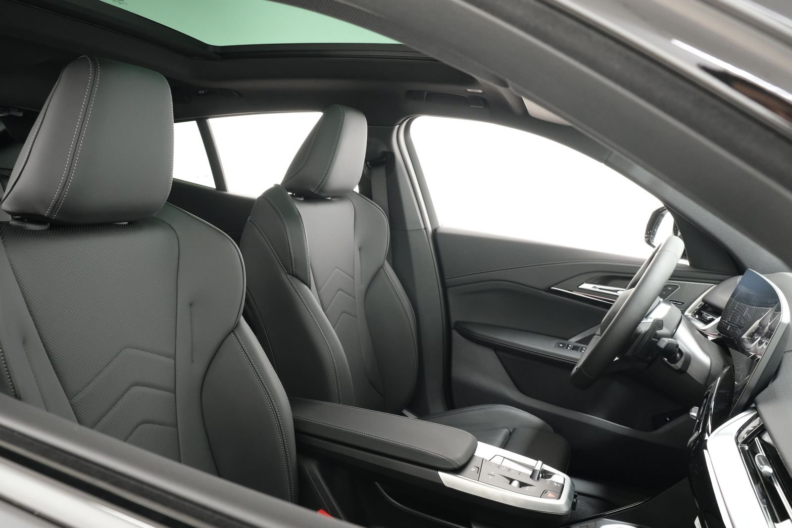 New 2026 Black Sapphire Metallic BMW xDrive28i image 40