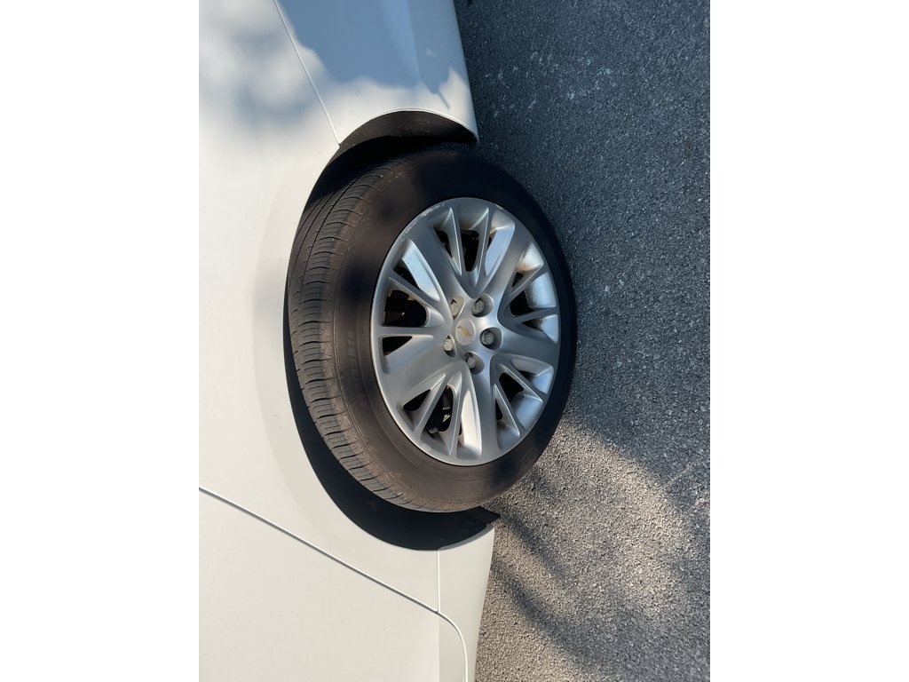 Used 2014 Summit White Chevrolet LS image 7