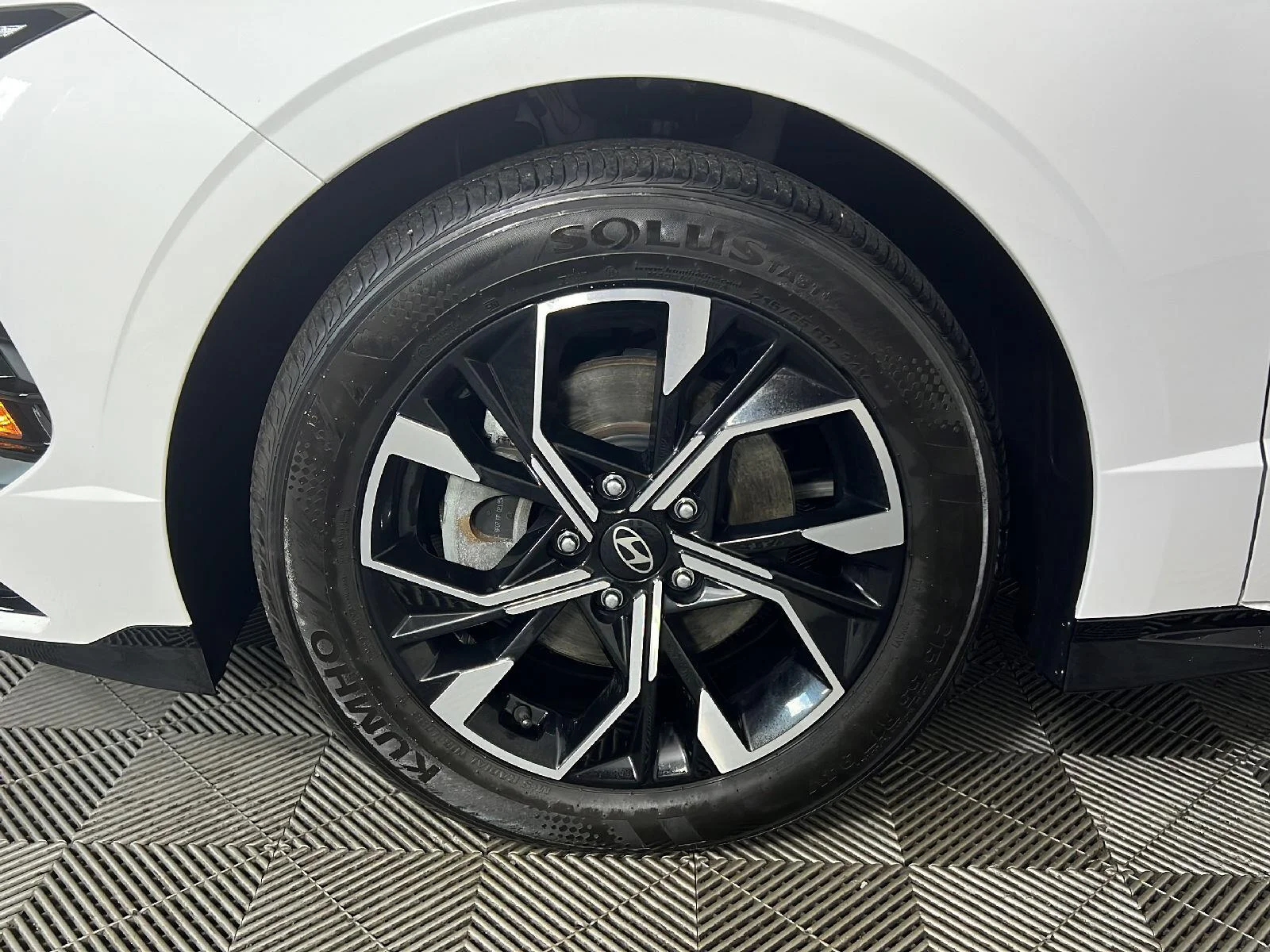 Used 2025  Hyundai  image 13
