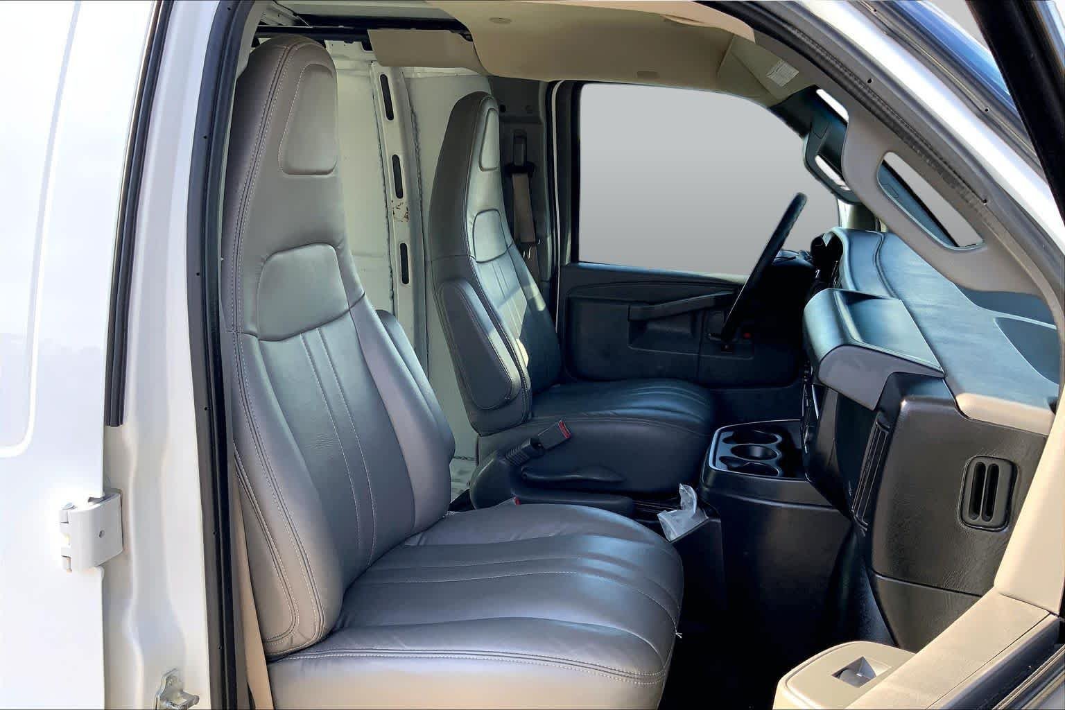 Used 2019 Summit White Chevrolet  image 9