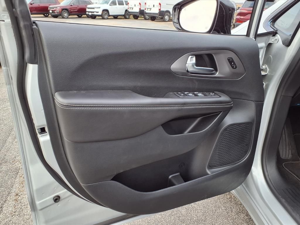 New 2026 Silver Mist Clear-Coat Exterior Paint Chrysler Select image 8