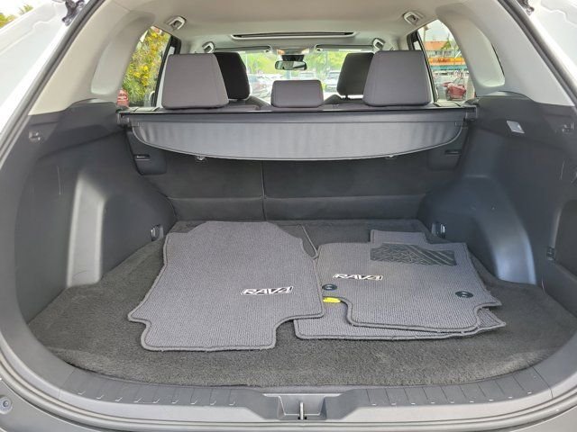 2020 Toyota RAV4 XLE - Photo 6