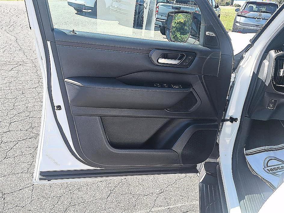 Used 2025 Aspen White Tricoat Nissan SL image 9