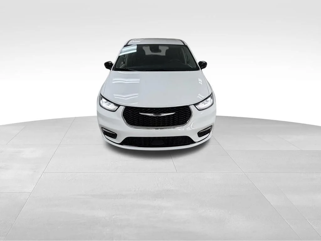 Used 2024 White Chrysler Touring L image 4