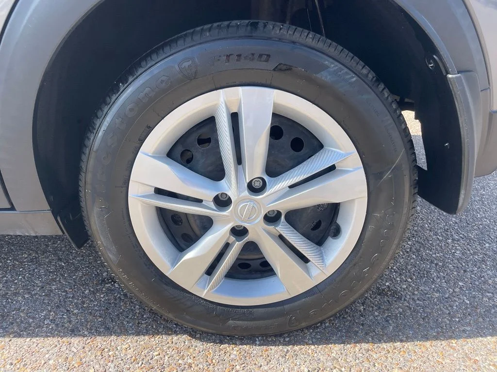 Used 2023 Gray Nissan S image 17
