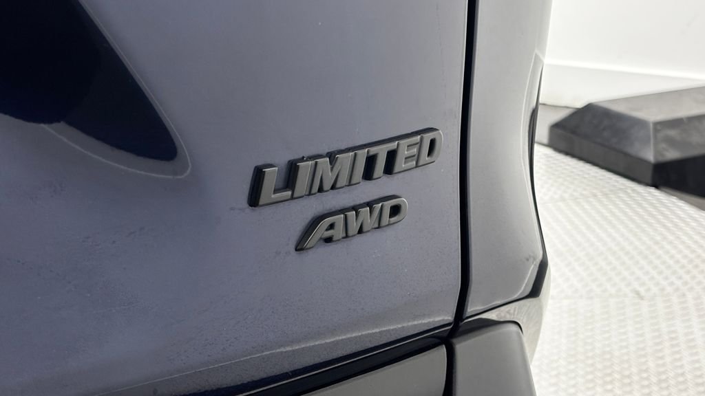 Used 2023  Toyota Limited image 9