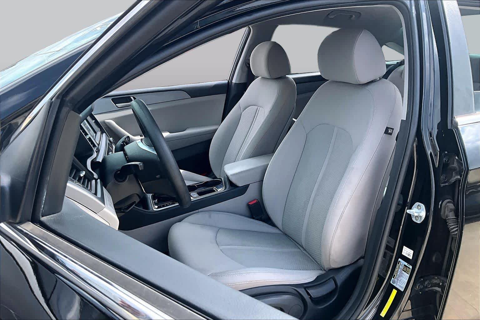 Used 2019 Phantom Black Hyundai SE image 8