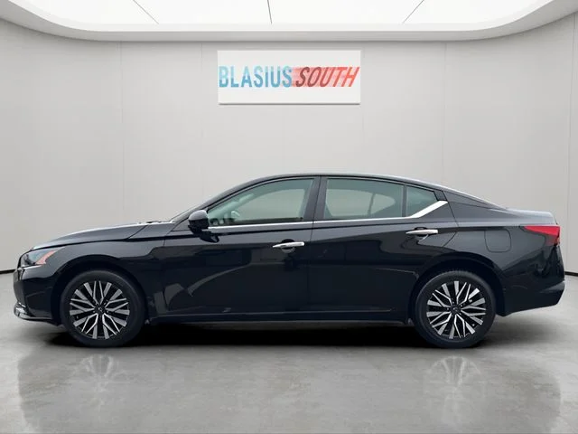Used 2023 Black Nissan 2.5 SV image 6