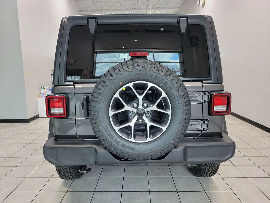 New 2026 Granite Crystal Metallic Clearcoat Jeep Sport S image 6