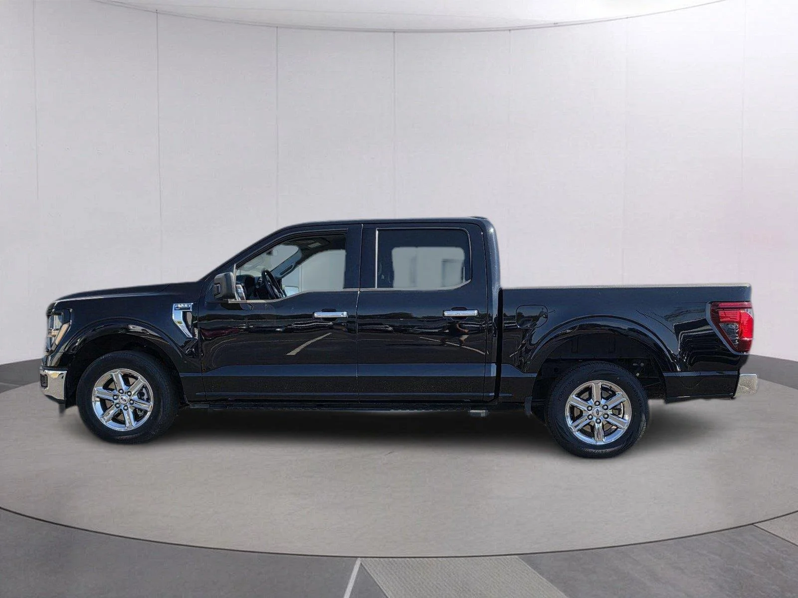 Used 2025  Ford XLT image 2