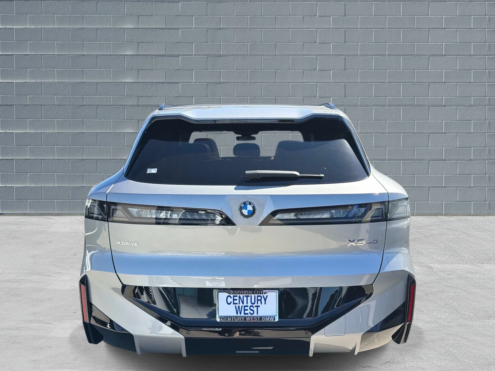 New 2027 Space Silver Metallic BMW 40 xDrive image 4