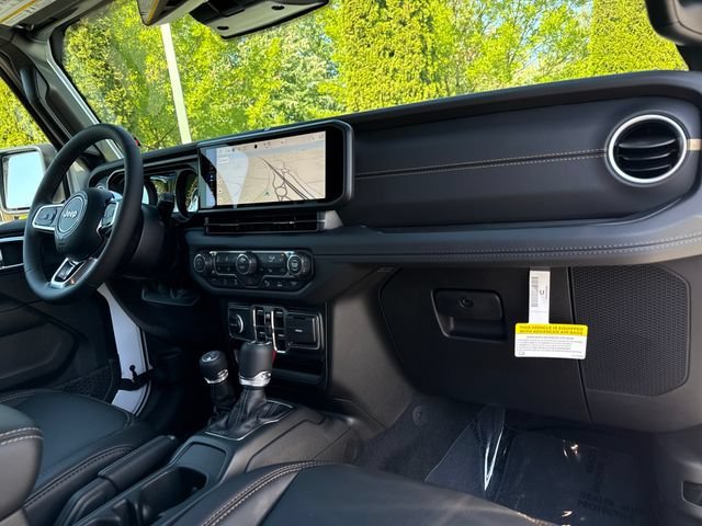 New 2026 Bright White Clear-Coat Exterior Paint Jeep Sahara image 23