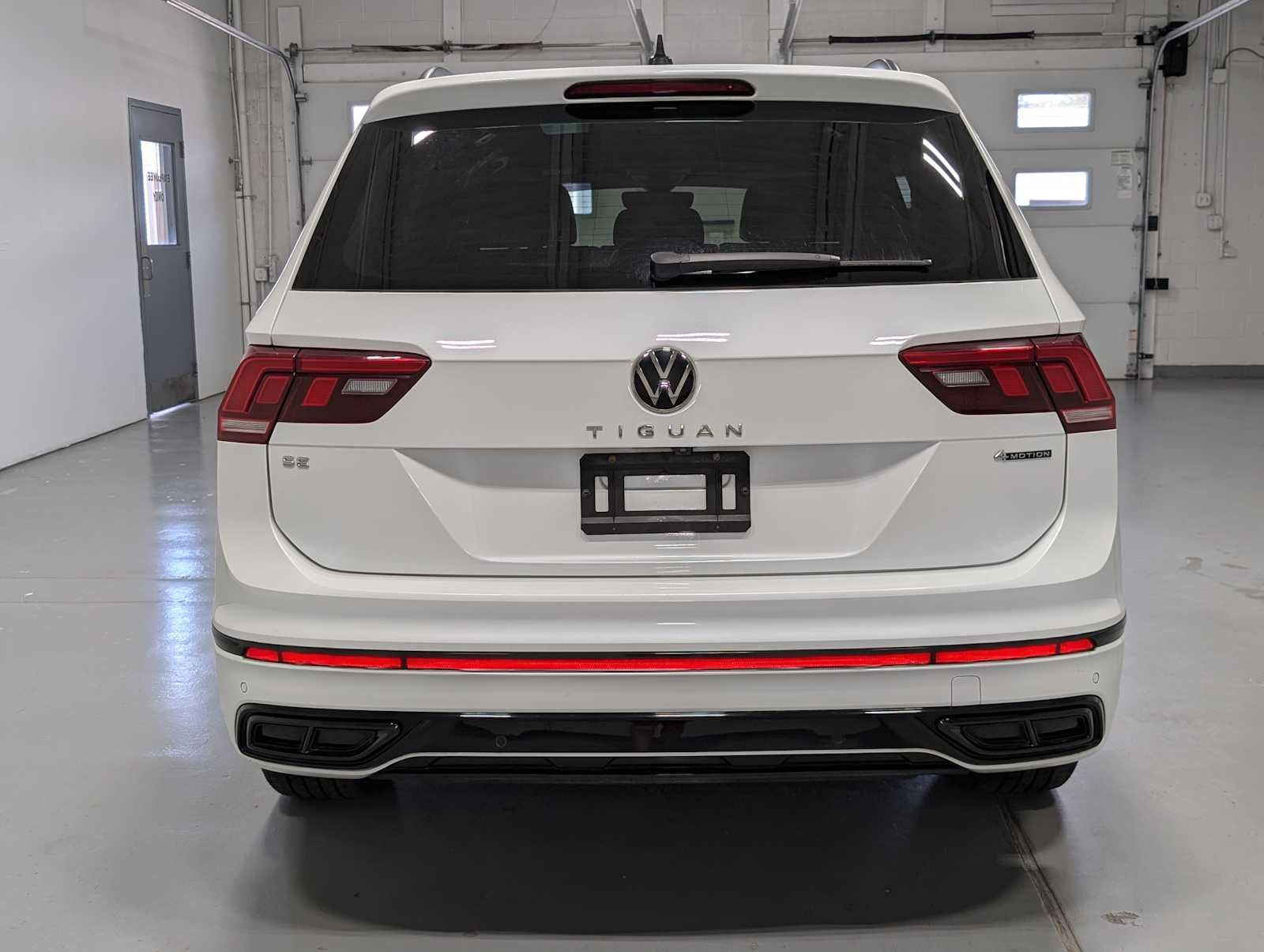 Used 2022 Oryx White Pearl Volkswagen SE R-Line Black image 9
