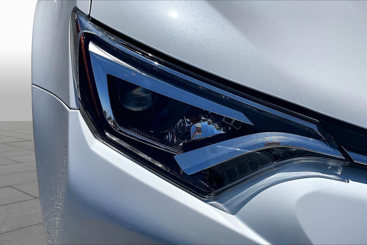 Used 2018 Blizzard Pearl Toyota Hybrid Limited image 27