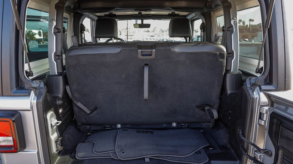 Used 2018 Billet Silver Metallic Jeep Rubicon image 30