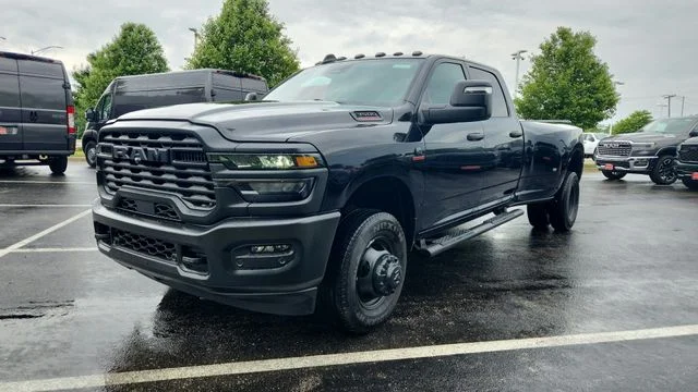 New 2026 Diamond Black Crystal Pearl-Coat Exterior Paint RAM Tradesman image 21