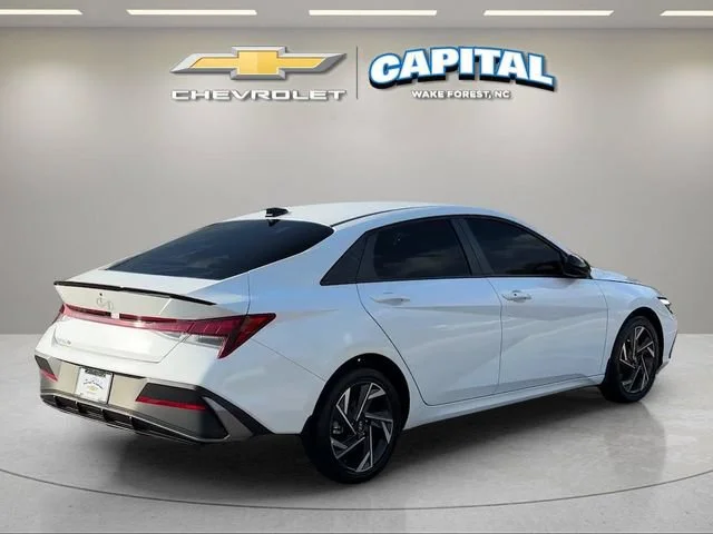 Used 2025 White Hyundai SEL Sport image 5
