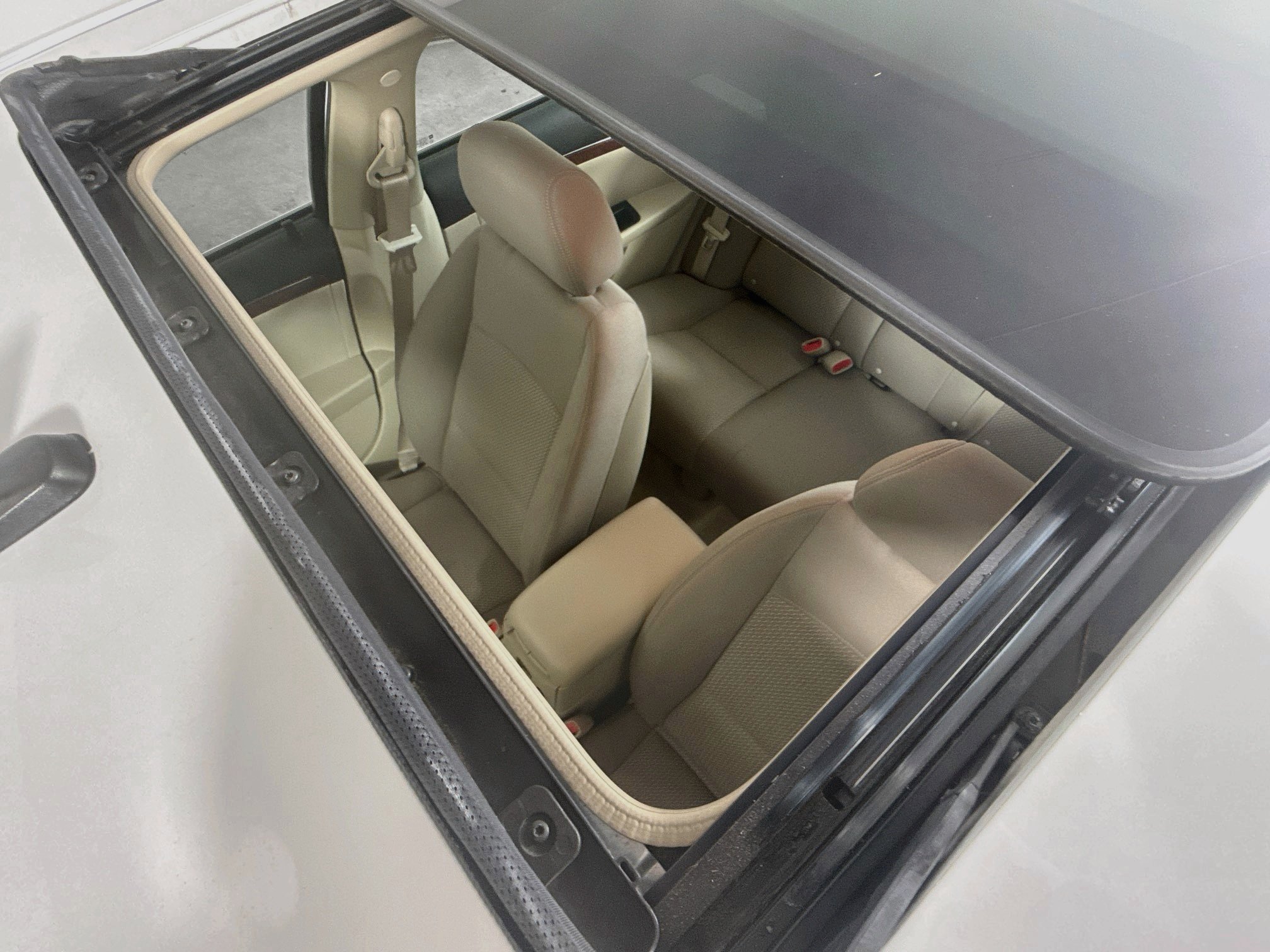 Used 2009 Polar White Saturn XE image 20
