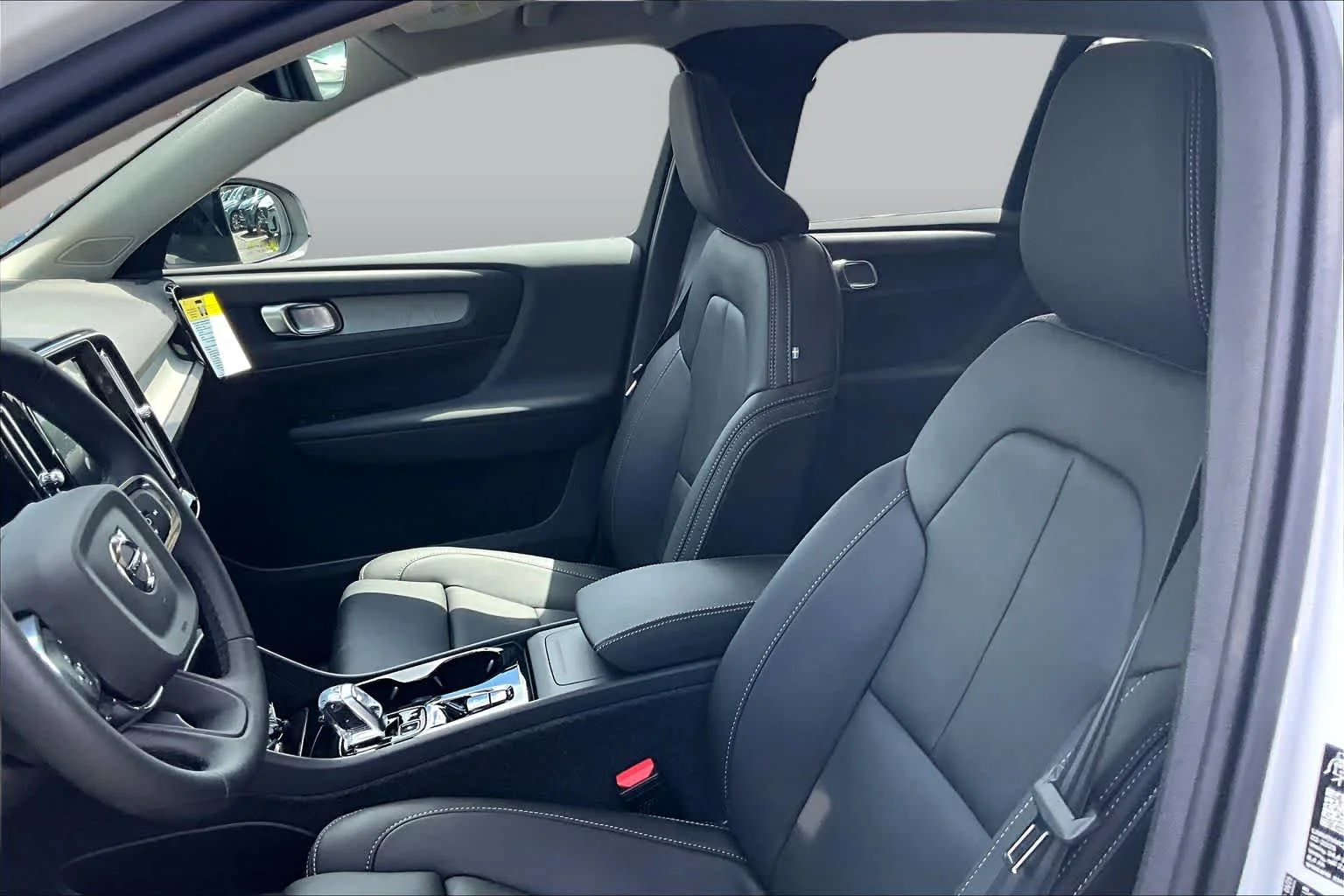 2026 Volvo XC40 Plus - Photo 13
