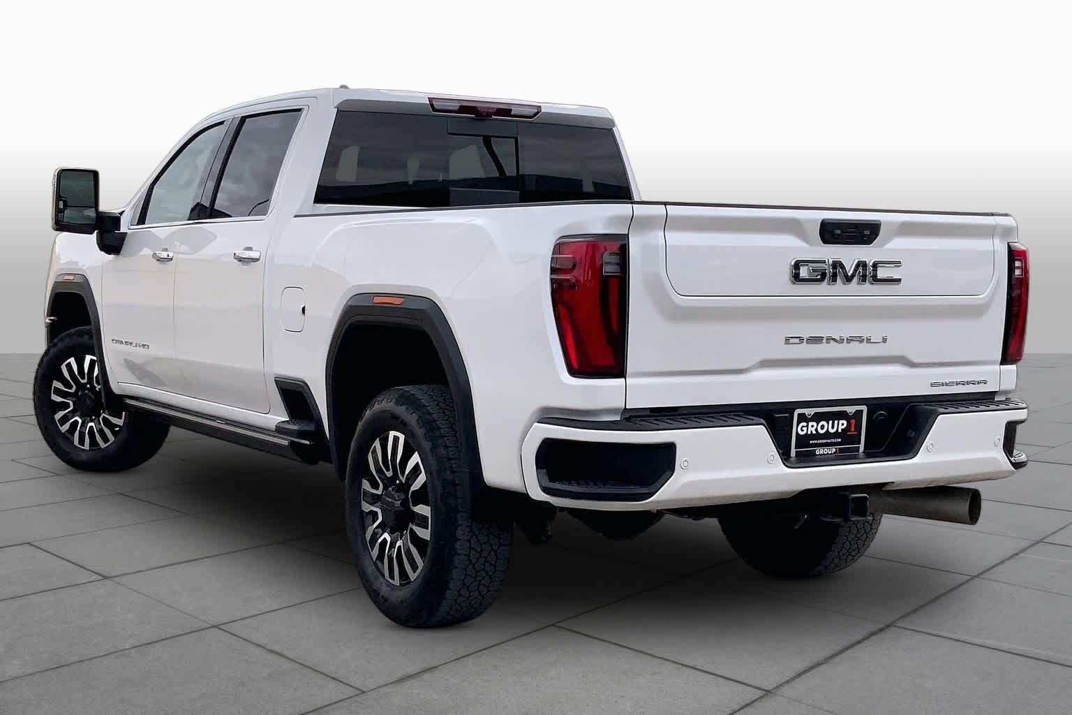Used 2025 White Frost Tricoat GMC Denali Ultimate image 12
