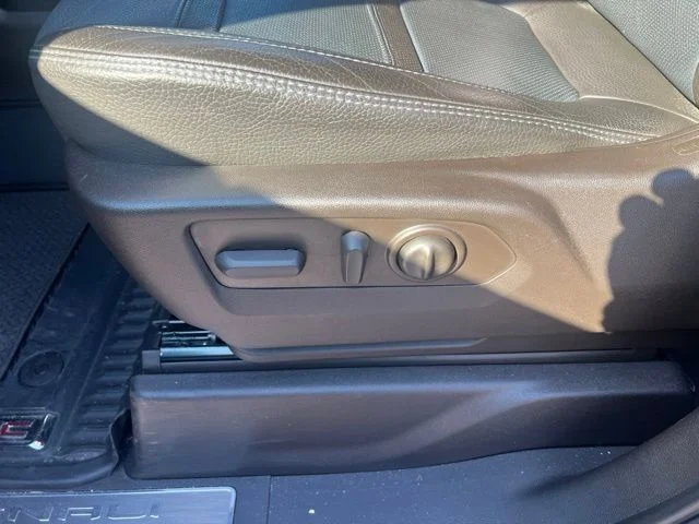 Used 2022  GMC Denali image 33
