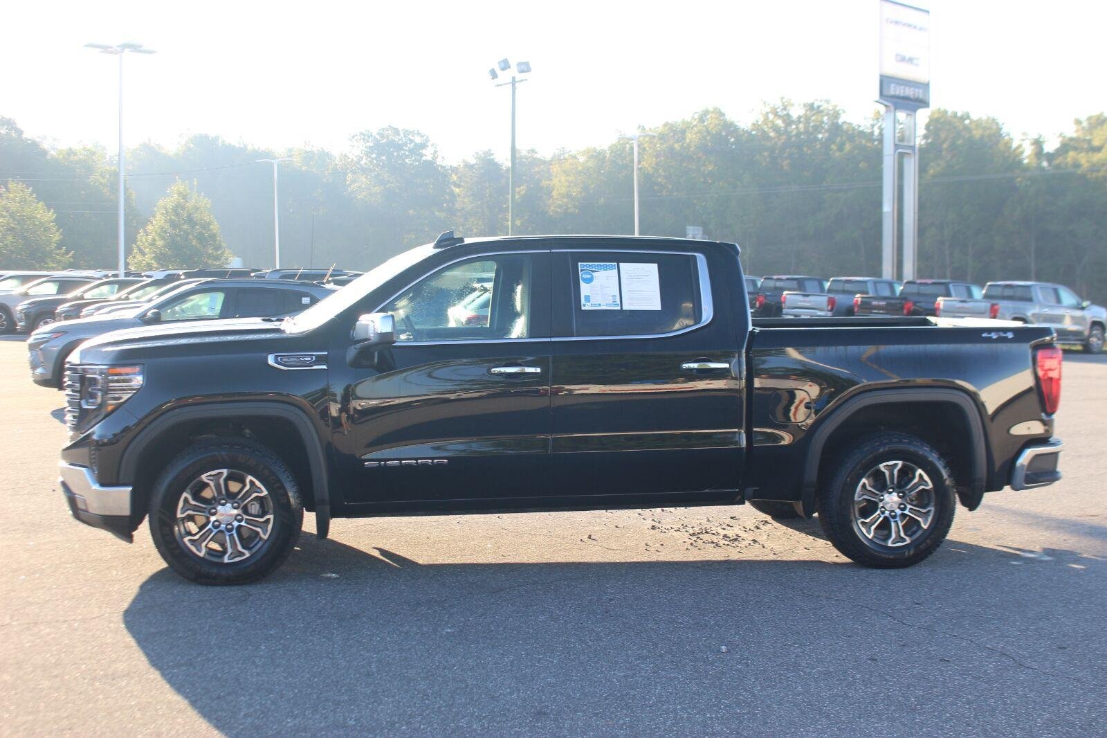 Used 2025 Onyx Black GMC SLT image 4