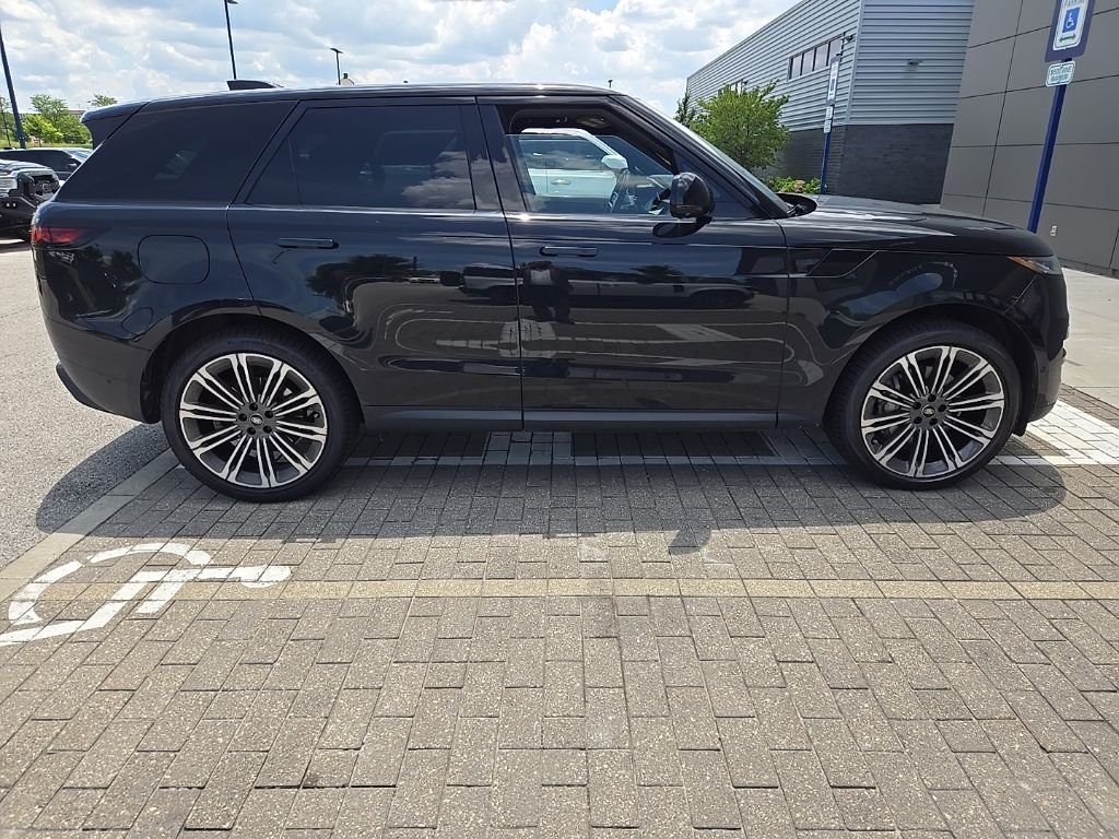 Used 2024 Santorini Black Metallic Land Rover SE image 4