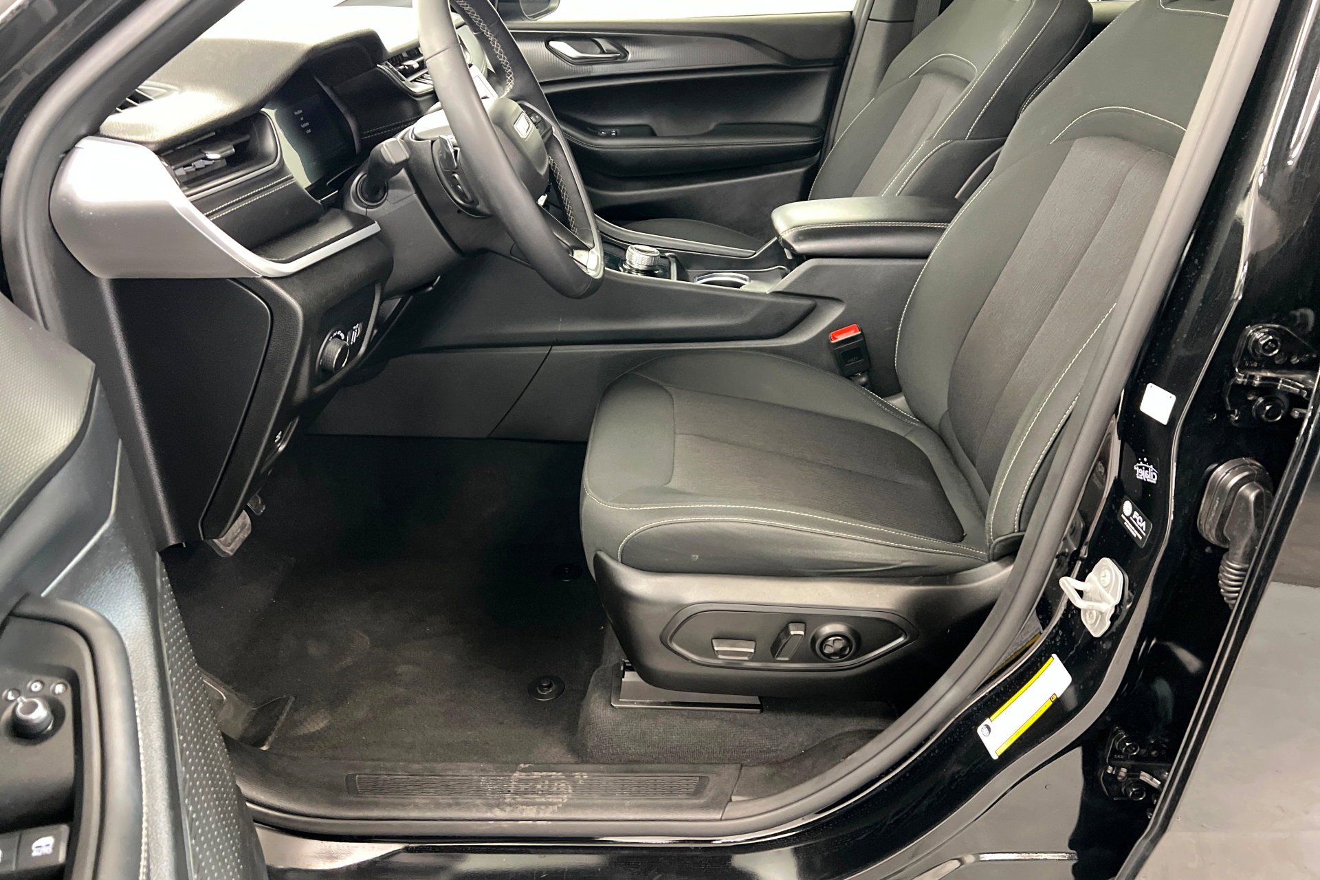 Used 2025 Diamond Black Crystal Pearlcoat Jeep Laredo X image 18