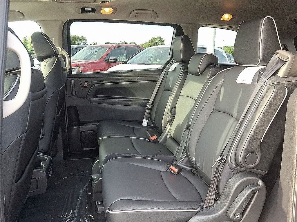New 2026 Solar Silver Metallic Honda Touring image 7