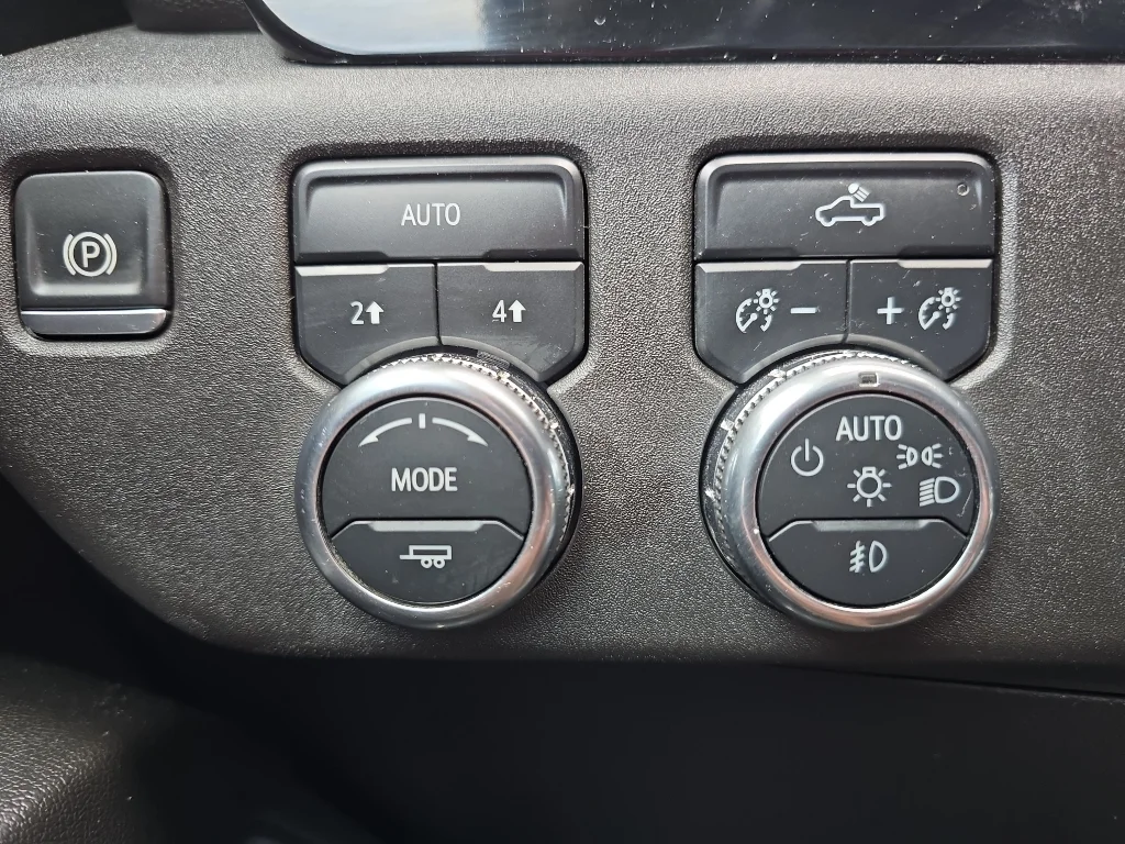 Used 2024 Dynamic Blue Metallic GMC Elevation image 18
