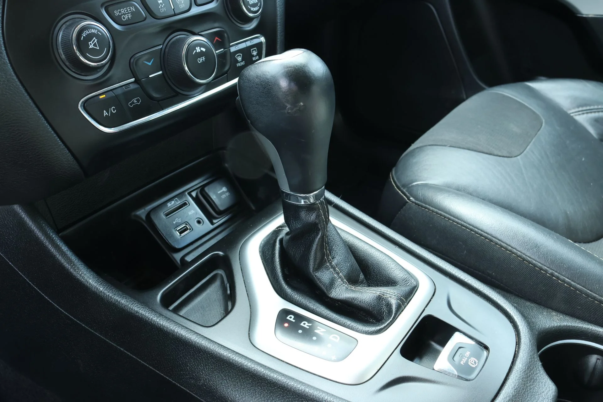 Used 2018 Gray Jeep Latitude Plus image 13