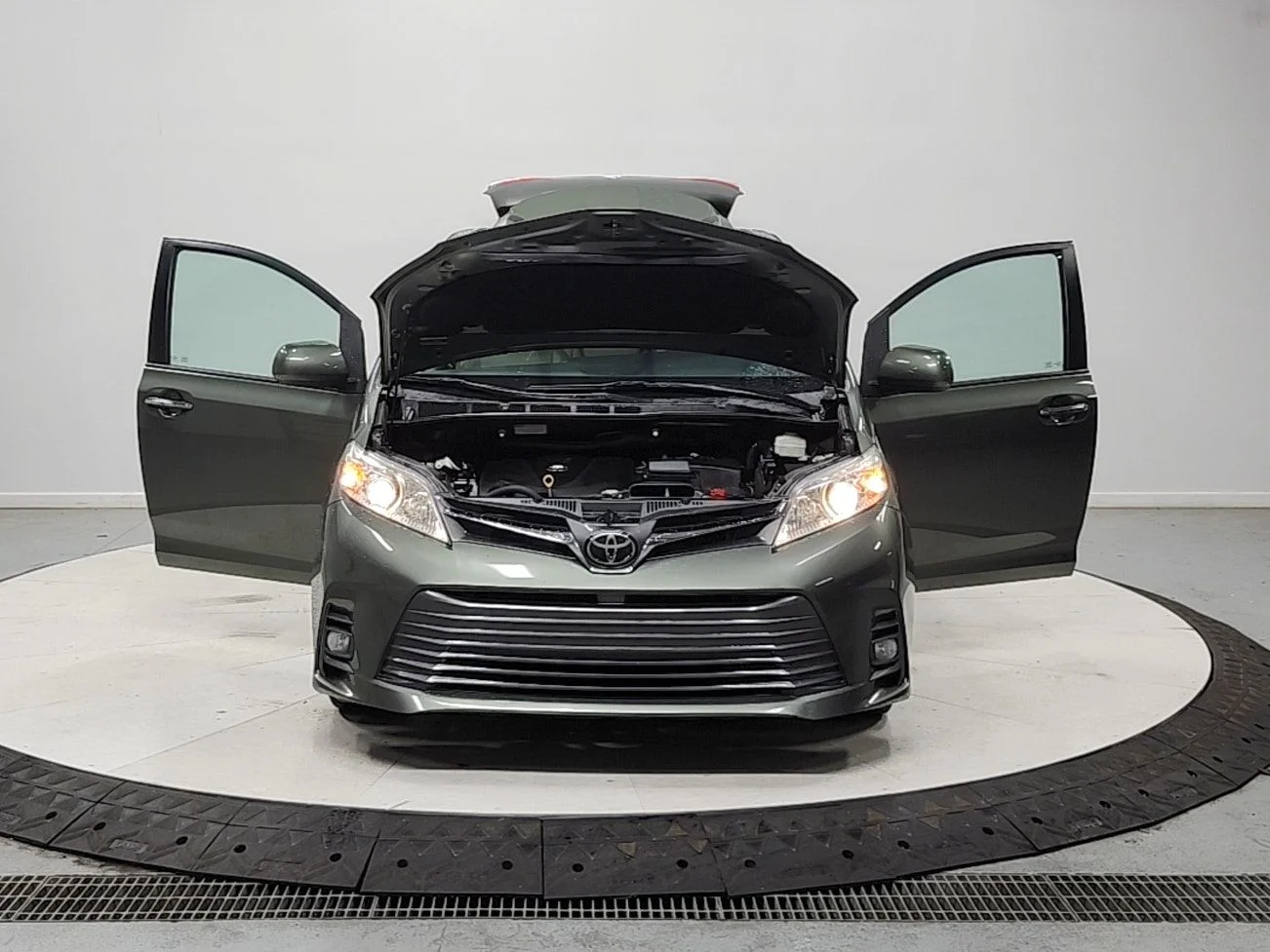 Used 2020 Green Toyota XLE Premium image 11