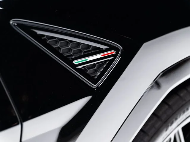Used 2025 Black Lamborghini SE image 88