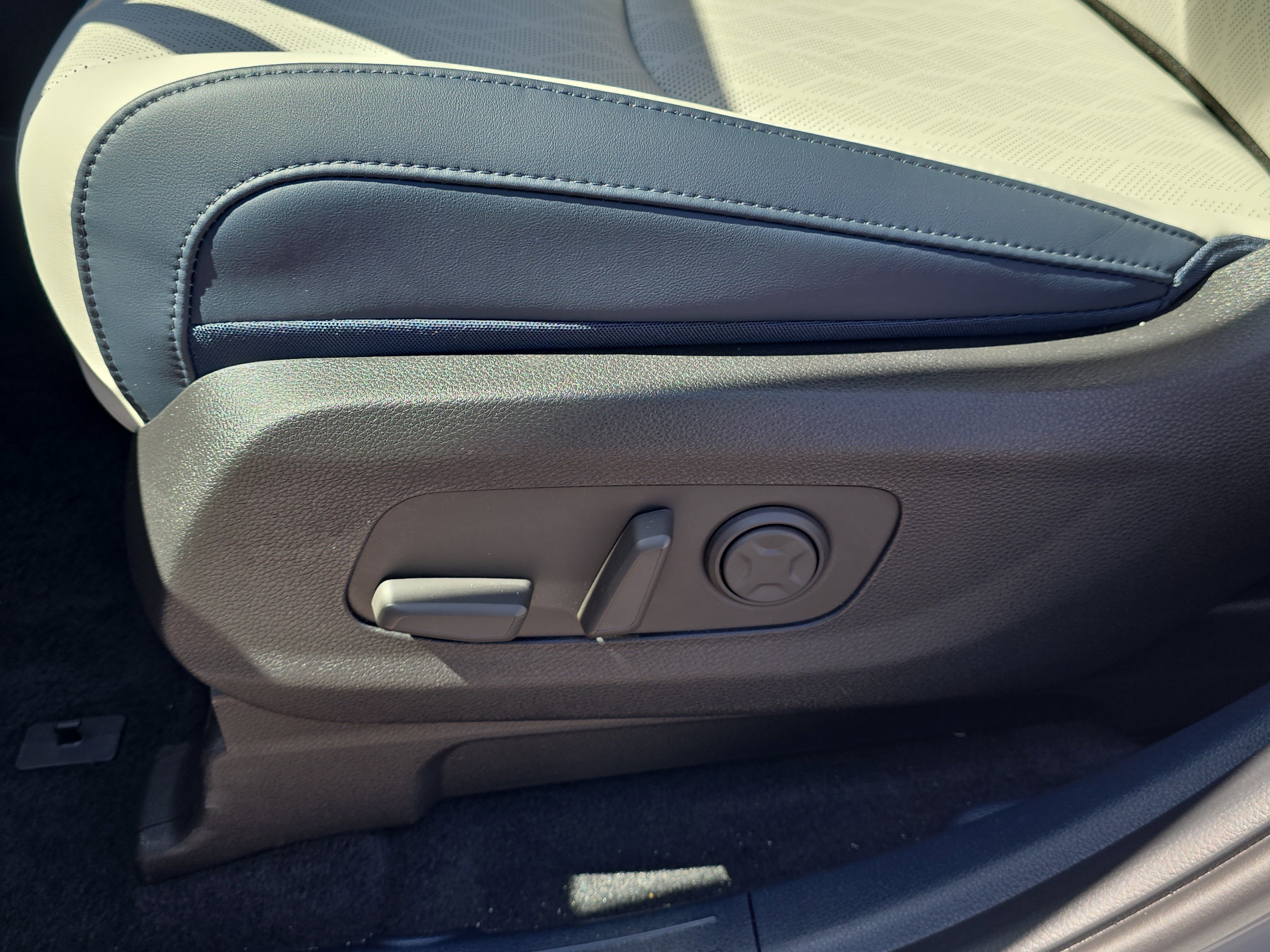 New 2026 Ceramic Silver Kia SX image 22