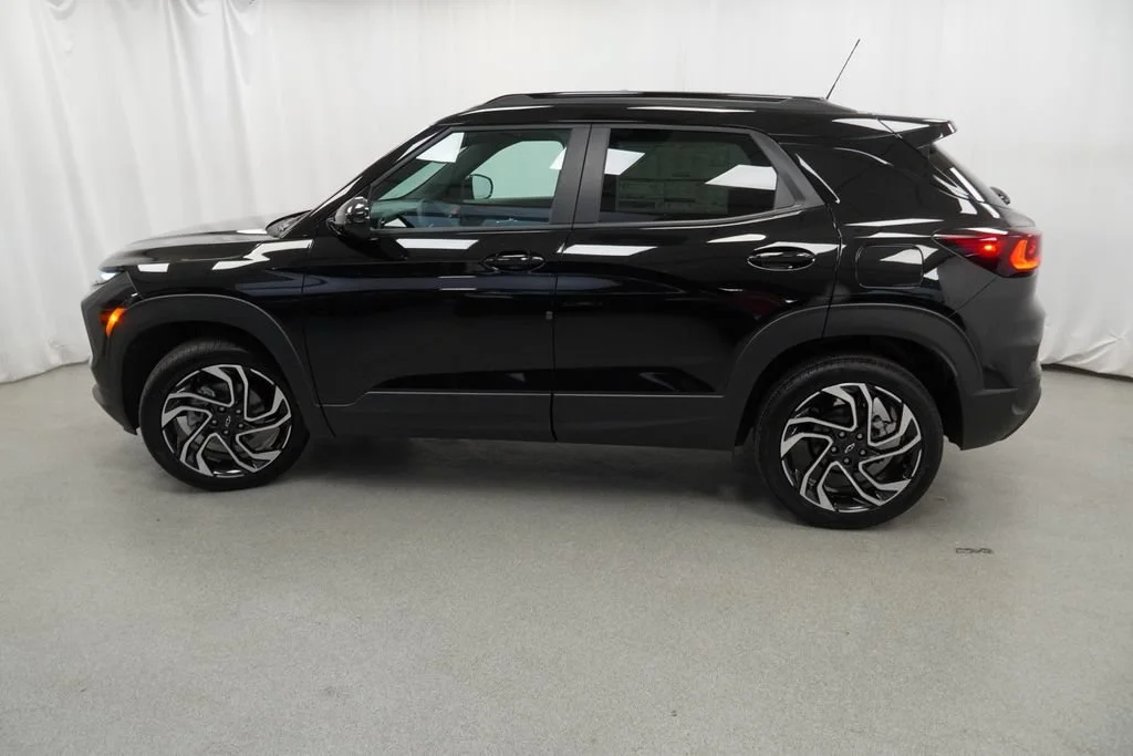 New 2026 Mosaic Black Metallic Chevrolet RS image 39