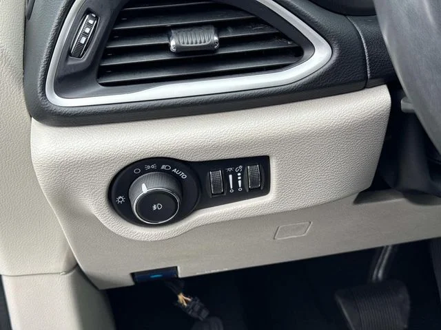 Used 2023 Black Chrysler Touring L image 29