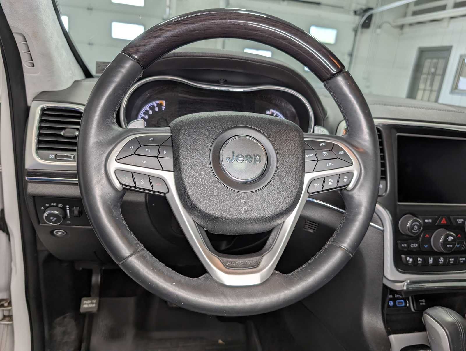 Used 2018 Ivory Tri-Coat Pearl Jeep Summit image 37