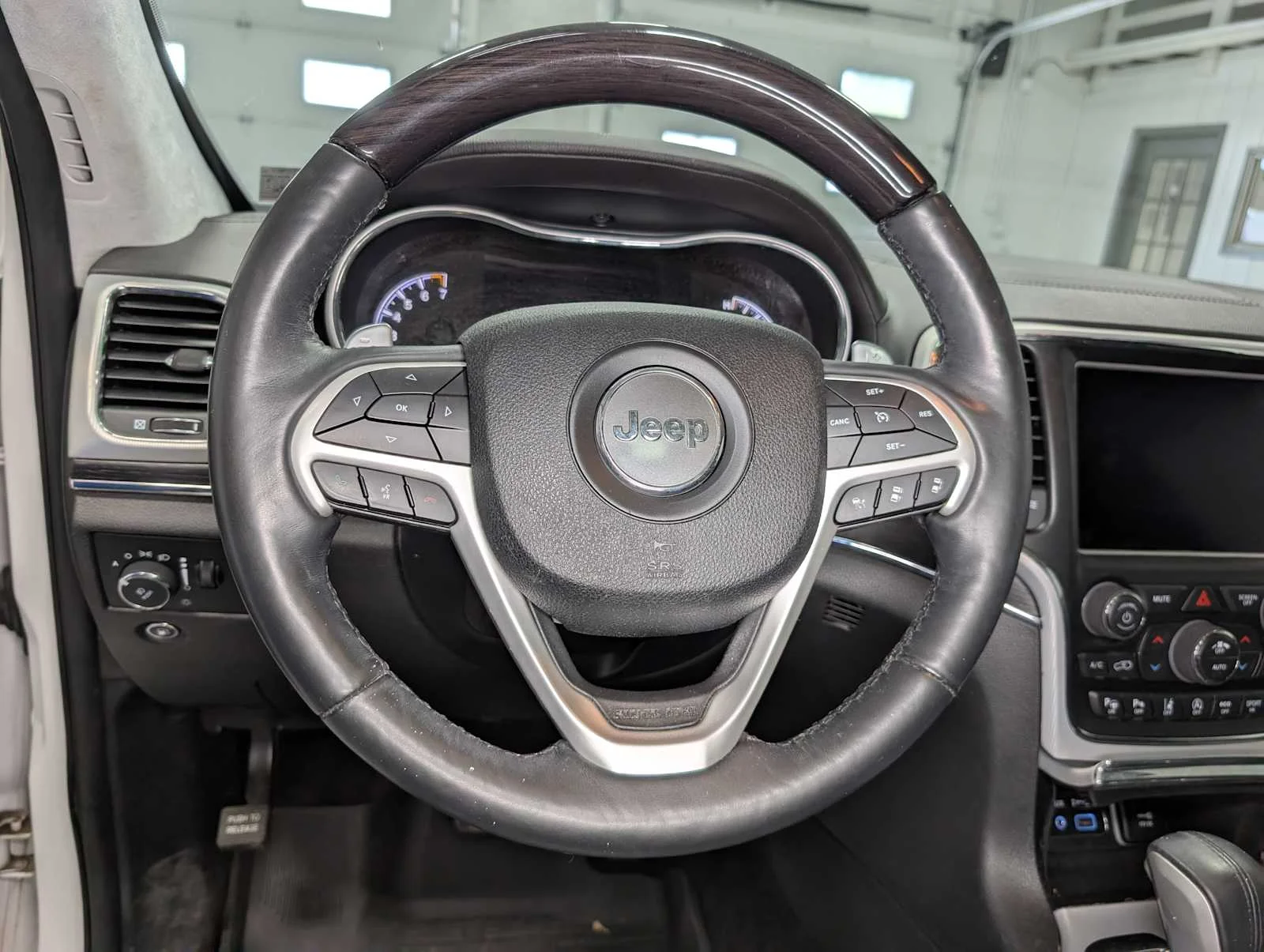 Used 2018 Ivory Tri-Coat Pearl Jeep Summit image 37